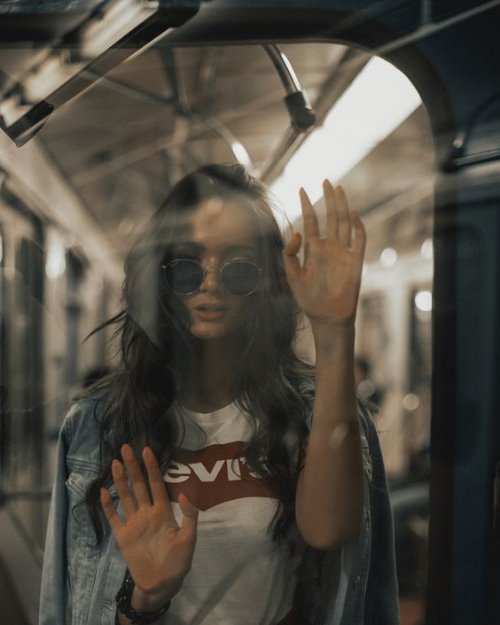 Девушка за окном метро