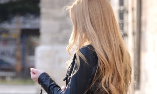 блондинка в кожаной куртке со спины с длинными волосами