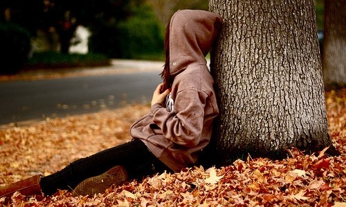 девушка сидит под деревом на осенних листьях не видно лица картинка на аву