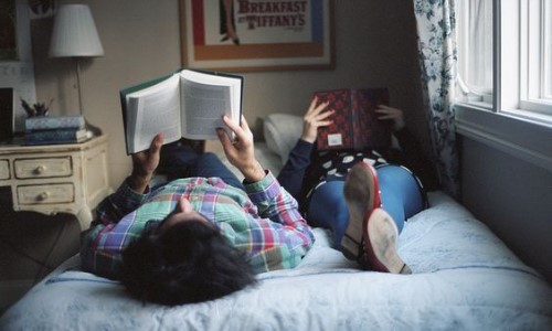 влюбленные на кровати читают книги без лиц