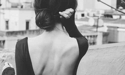 черно белое фото девушки со спины с голой спиной с пучком