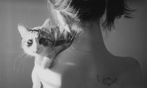 b&w фото девушки с кошкой на плече, татуировка рыбка с пузырьками