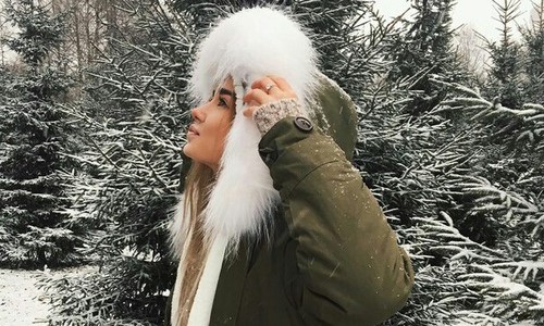 блондинка боком в зимнем лесу